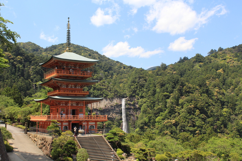 Pagoda frente a cascada.